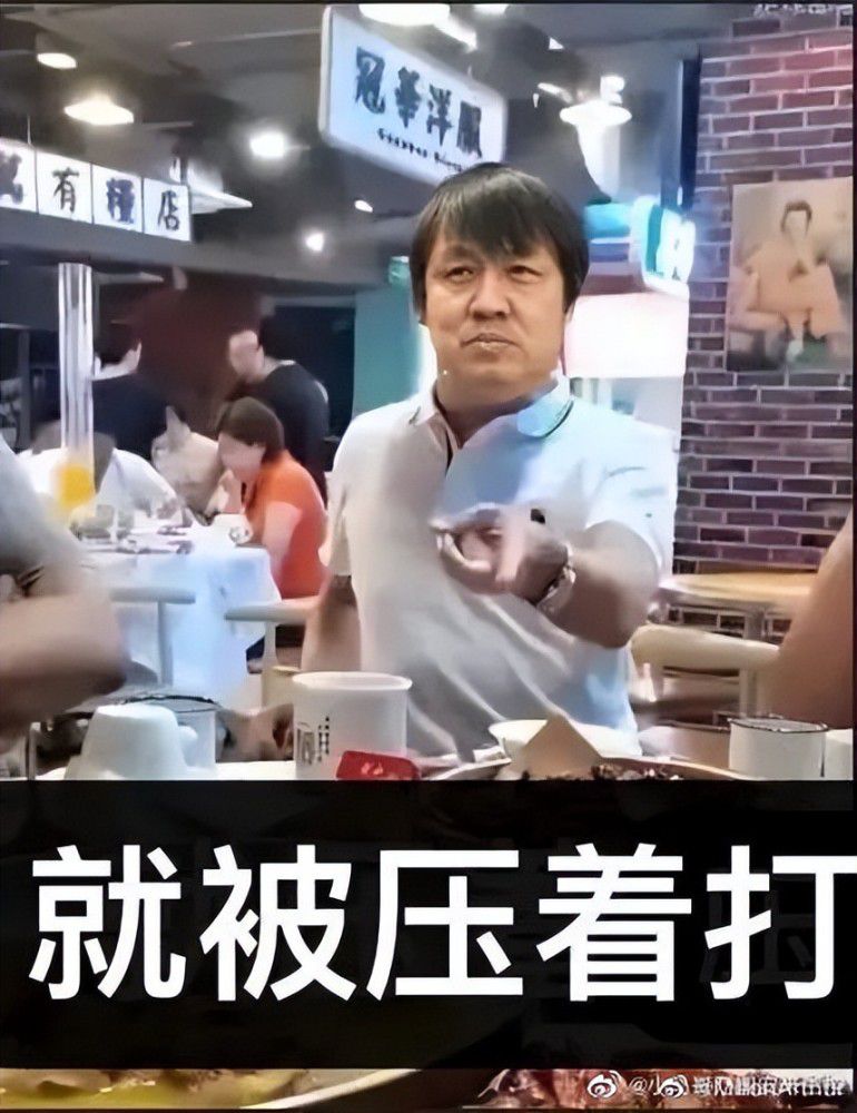 而深海之中的哥斯拉似乎受到了某种感应，也在加速冲向海面，将承载金刚的航空母舰瞬间撞裂